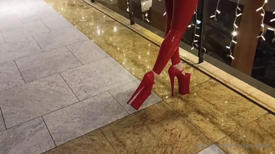 MADAME JULIETTE - Bringing Christmas Spirit In A Shopping Mall
